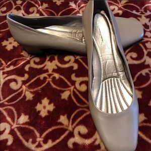 Beautiful NIB Easy Spirit Taupe Pumps